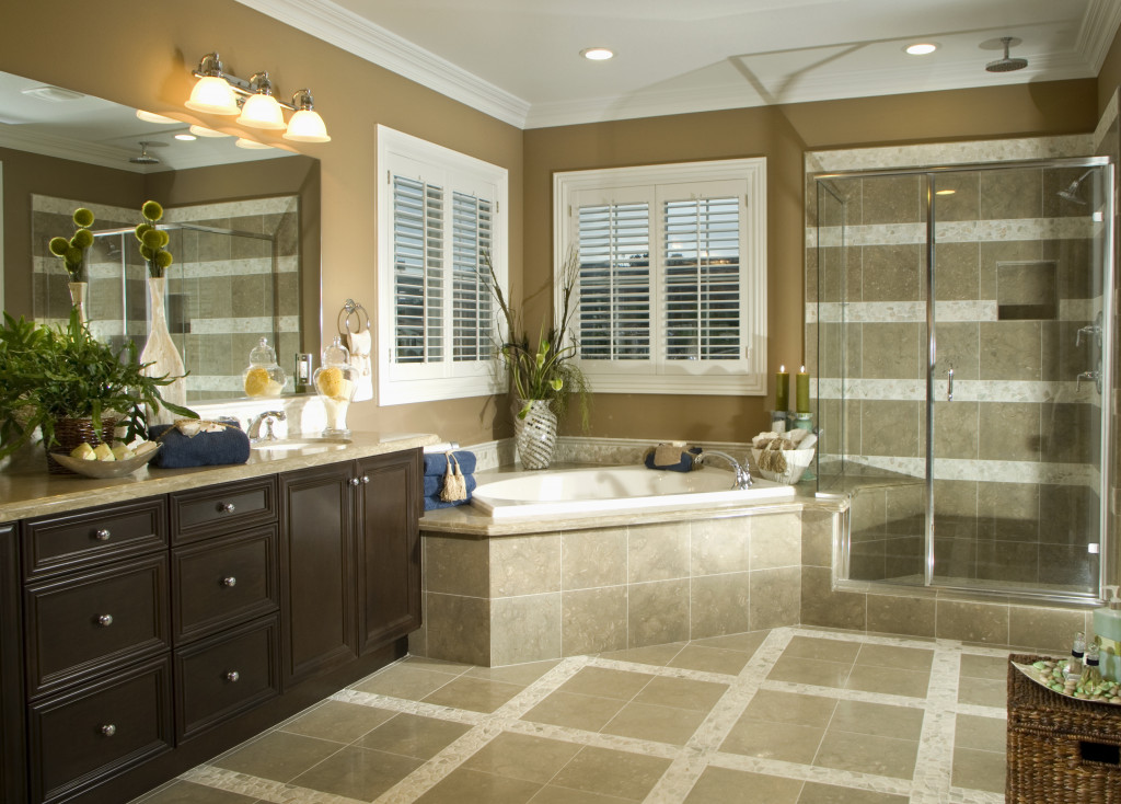 Modern bathroom with big mirror and some greenery 